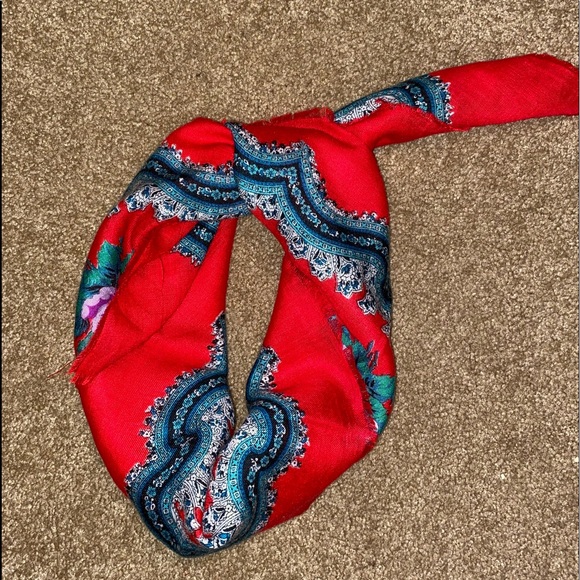 Red scarf with purple roses - Picture 3 of 3